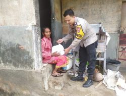 Bhabinkamtibmas Polsek Alas Salurkan Bansos