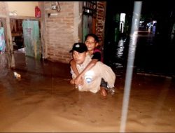 Bhabinkamtibmas Evakuasi Warga Berdampak Banjir