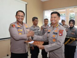 Kapolda Beri Penghargaan ke personil Polres Loteng