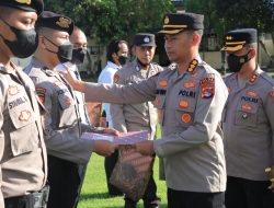 Karo SDM Polda NTB Serahkan Penghargaan Kepada Personil Polres KSB