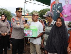 Kapolda NTB Bagi Bansos Untuk Warga Dampak Banjir