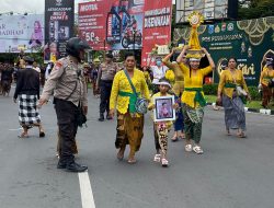 Anggota Polsek Sandubaya Kawal Upacara Ngaben