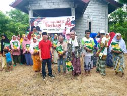 Rachmat Hidayat bagikan 250 Bansos di Desa Sekaroh_Lotim