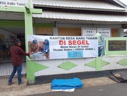 Warga Segel Kantor Desa Baru Tahan, Ada Apa ?