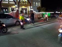 Anggota Polsek Maluk jaga Keamanan Warga Saat Sholat Tarawih
