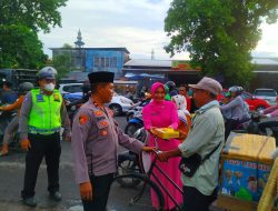 Polsek Mataram Bersama Bhayangkari Bagikan  Takjil
