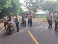 Personil Polsek Kayangan Bagikan Takjil Kepada pengendara