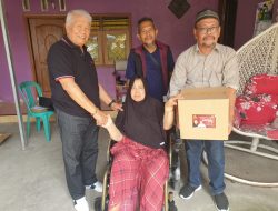 Rachmat Hidayat Sumbang Kursi Elektrik  Untuk Warga Sakit