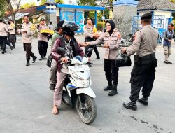 Personil Polsek Sandubaya Berbagi Takjil di Terminal Mandalika