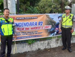 Sat Lantas Polresta Mataram Pasang Banner Himbauan Mudik