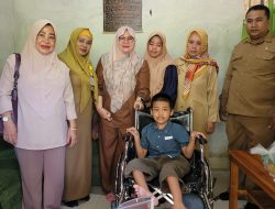 Dinsos Sumbawa Berikan Bantuan Kursi Roda ke Penyandang Disabilitas