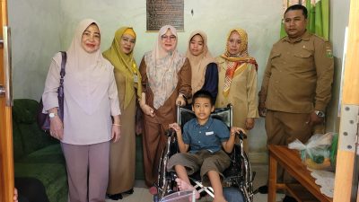 Dinsos Sumbawa Berikan Bantuan Kursi Roda ke Penyandang Disabilitas