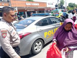 Personil Polsek Sandubaya Patroli dan Bagi Paket Sembako