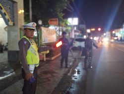 Personil Polresta Mataram Amankan Saat Sholat Tarawih