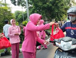 Bhayangkari dan YKB Daerah NTB Bagi tajil Bagi Pengendara