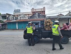 Petugas Berikan Teguran Kepada Pengendara Pick Up