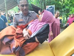 Personil Polsek Narmada Evakuasi Warga Alami Patah Tulang