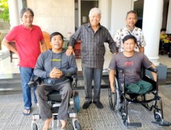 Rachmat Hidayat Bantu Musisi Sasak John Kursi Roda Penyandang Disabilitas