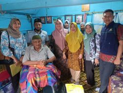 Peduli Sesama, Wabup Sumbawa Berikan Bantuan Sembako dan Kursi Roda ke Warga