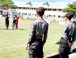 Personil Polres KSB Amankan  pertandingan Sepak Bola