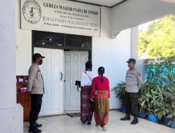 Anggota Polsek Maluk Jaga Keamanan Umat Beribadah