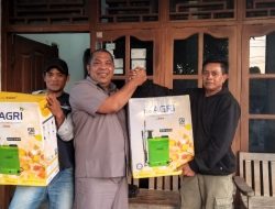 Muhammad Tayeb ‘Rambo’ Berikan Bantuan Alsintan ke Masyarakat