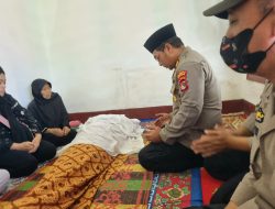 Kapolsek Bersama  Polisi Lingkungan Layatan ke warga Kepaten