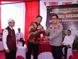 Kapolres Loteng Dampingi Kapolda Salurkan Bansos Kemensos RI