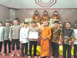 Karo SDM Polda  Bersama Kabag Ops  Polresta Mataram Amankan Ibadah Waisak