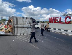 Truk Box Olenk dan Terguling di Baypass Lombok Tengah