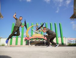 Dandim 1620/Loteng Jajal Kesenian Bela Diri Presean Khas Lombok
