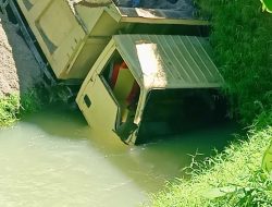 Truk Muatan Pasir Terjun Bebas Ke Dalam Tali Air