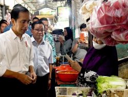 Presiden Jokowi Tinjau Harga Kebutuhan Pokok di Pasar Menteng Pulo Jakarta