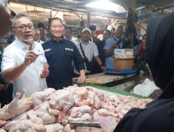 Kunjungi Pulau Sumbawa, Zulhas Blusukan di Pasar Seketeng