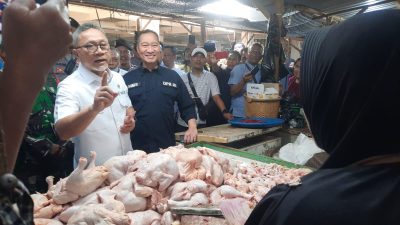 Kunjungi Pulau Sumbawa, Zulhas Blusukan di Pasar Seketeng