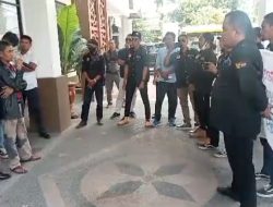 Penangan Kasus RSUD Sumbawa Lamban, Puluhan Masa FPPK Demo Kejaksaan