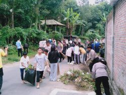 Polsek Narmada Bersinergi Gotong Royong Bersama  Warga Lembuak