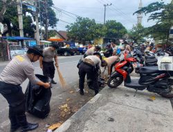 Polsek Mataram Gotong Royong Di Pasar Pagutan