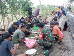 Ala Kadar, TNI Dan Masyarakat Makan Bersama Di Tengah Sawah 