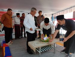 Kapolsek Lingsar Hadiri Peletakan Batu Pertama Kantor Desa Peteluan Indah