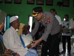 Kapolres Lotara Bagi Sembako Kepada  Warga  Kurang Mampu