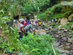 Saluran Air Rusak dan Tersumbat, Babinsa Toya Koramil Aikmel dan Warga Kompak Gotong Royong