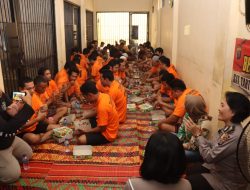 HUT Polwan ke 75 Polwan Polres Batu Bara Bagikan Nasi kepada Tahanan