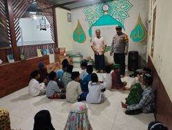 Bhabinkamtibmas Monjok Timur Berikan Buku Tulis dan Alquran