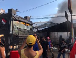 Sat Brimob Bantu Padamkan Kebakaran Toko di Sumbawa