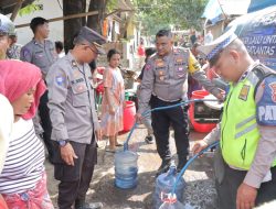 Sambut HUT Lantas Ke-68, Satuan Lalu Lintas Polresta Mataram Salurkan Air Bersih
