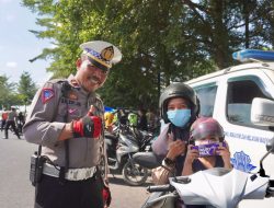 Saat Oprasi Zebra, Pengendara Yang Taat Berlalu Lintas Mendapatkan Hadiah