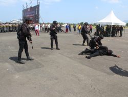 Saat Simulasi Pasukan D45 Brimob Polda NTB Lumpuhkan Penjarah
