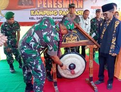 Resmikan Kampung Pancasila, Danrem 162/WB Secara Simbolis Tanda Tangani Prasasti