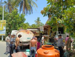 Polsek Jonggat Distribusikan Air Bersih ke Masyarakat